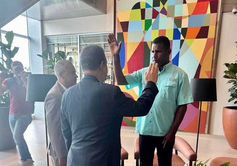 Regidor del PRM se une a la Fuerza del Pueblo y es juramentado por Leonel Fernández