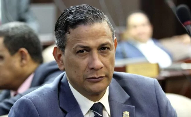 Perremeísta Robinson Díaz califica de "sanguijuela" al senador Antonio Marte por advertir que PRM debe guayar la yuca ante Omar Fernández