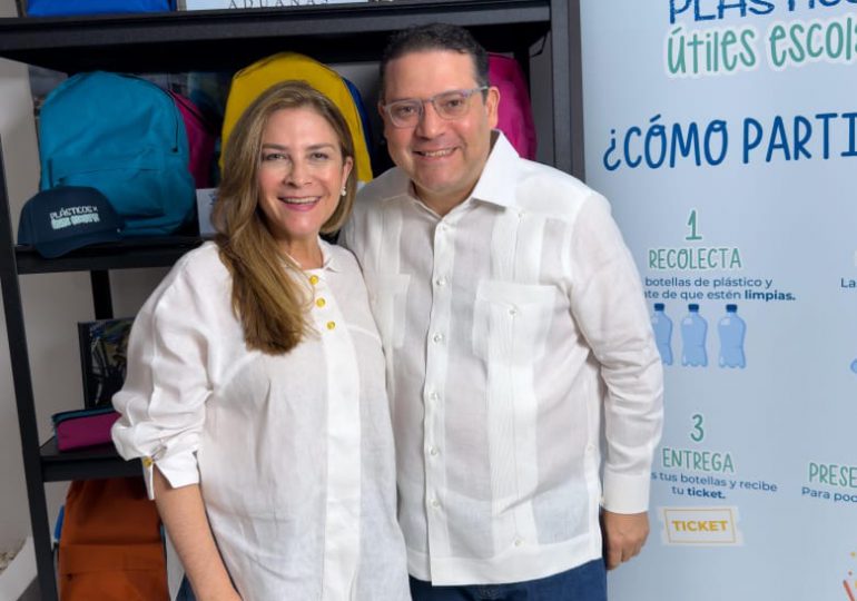 Carolina y Yayo se unen en Plásticos por Útiles Escolares