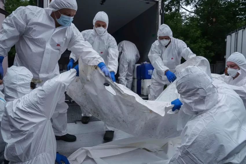 Ucrania enfrenta desafío monumental identificando restos de soldados mientras familias esperan respuestas