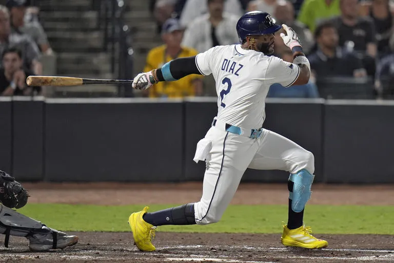 Yandy Díaz logra récord personal con 5 hits y los Rays barren la serie ante los Marineros