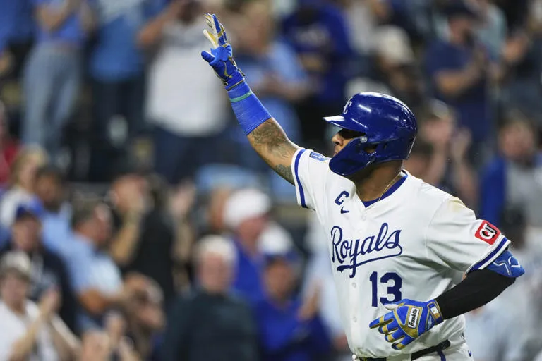 Bobby Witt Jr. conecta jonrón en la octava y evita la barrida ante los Angels