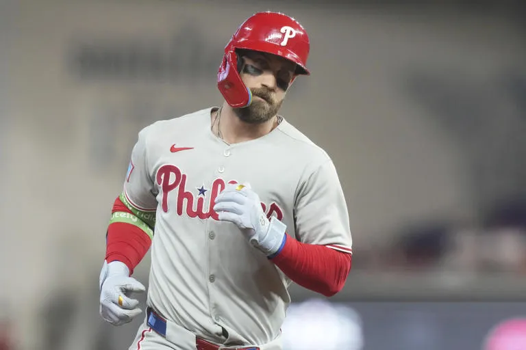 Harper conecta jonrón y los Phillies, líderes del Este, superan 4-2 a los Marlins