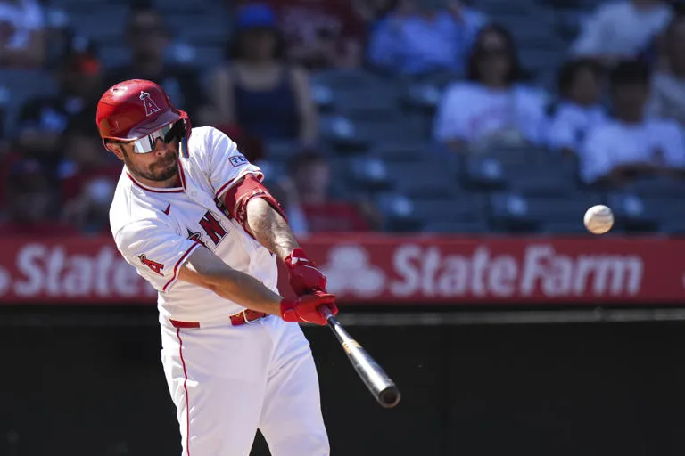 D’Arnaud impulsa a los Angels con doble productor en la octava y evitan la barrida ante los Atléticos