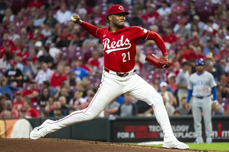 Hunter Greene lanza blanqueada de 1-hit en completo de 9 entradas y los Reds vencen 1-0 a los Cubs