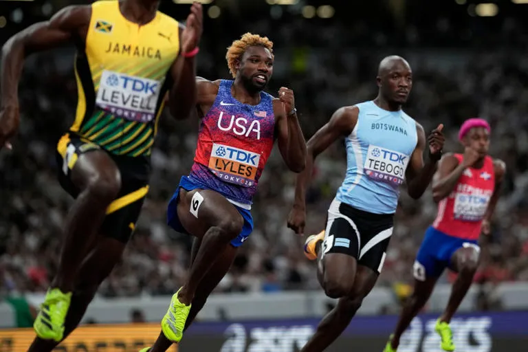 Lyles entra en la leyenda: conquista su 4.º título mundial en 200 metros, mientras Jefferson-Wooden logra un espectacular doblete