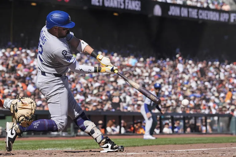 Hernández lidera paliza 10-2 de los Dodgers y complica a los Giants en la lucha por el comodín