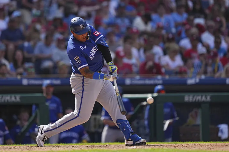 Salvador Pérez guía paliza de Reales con HR y cinco impulsadas en triunfo 10-3 sobre Filis