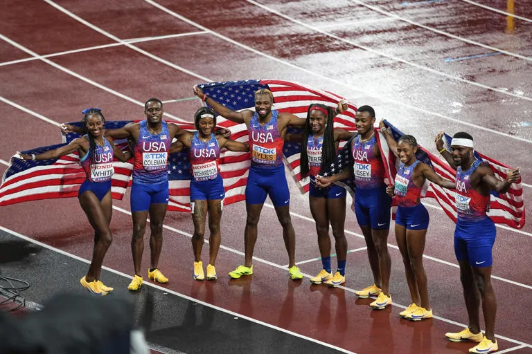 Sha’Carri Richardson y Noah Lyles coronan a Estados Unidos con oro en los 4×100m para cerrar el Mundial