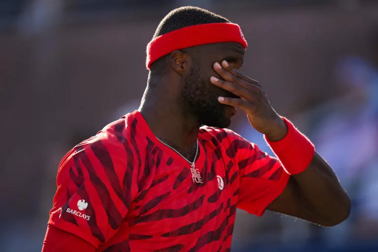 Tiafoe quiebra su raqueta tras caer en primera ronda en Tokio; Shapovalov también sufre sorpresiva derrota
