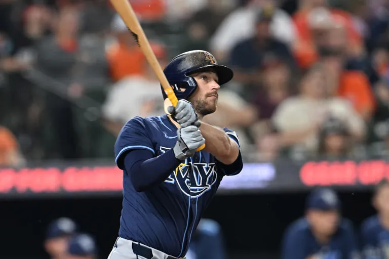 Lowe y Mangum jonronean, y los Rays rozan juego sin hit en victoria 6-2 sobre los Orioles