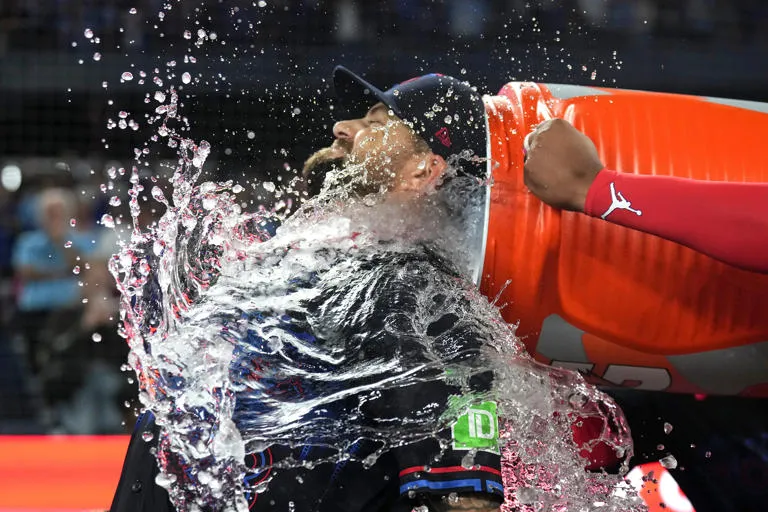 Lukes manda jonrón decisivo y lleva a los Azulejos al liderato divisional