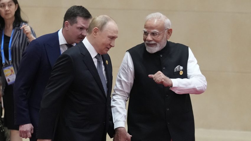 Ambiente amistoso: Putin y Modi van de la mano a su encuentro con Xi