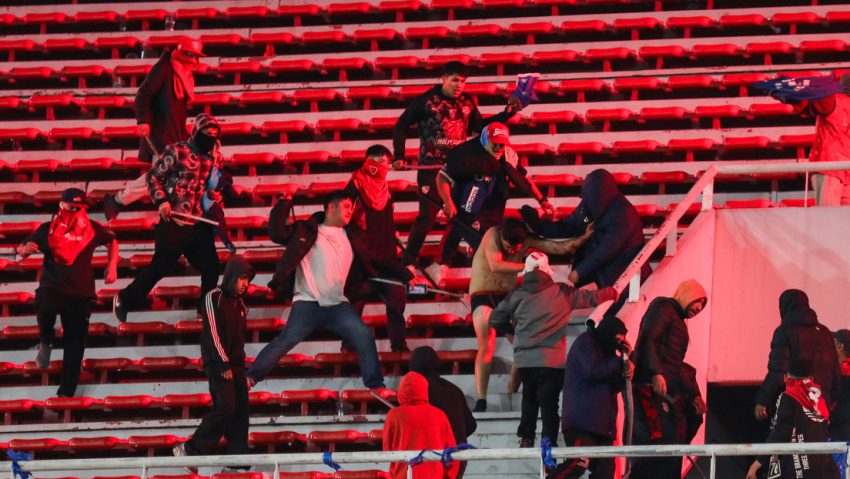 Argentina sanciona a hinchas chilenos tras brutal violencia en un partido de fútbol