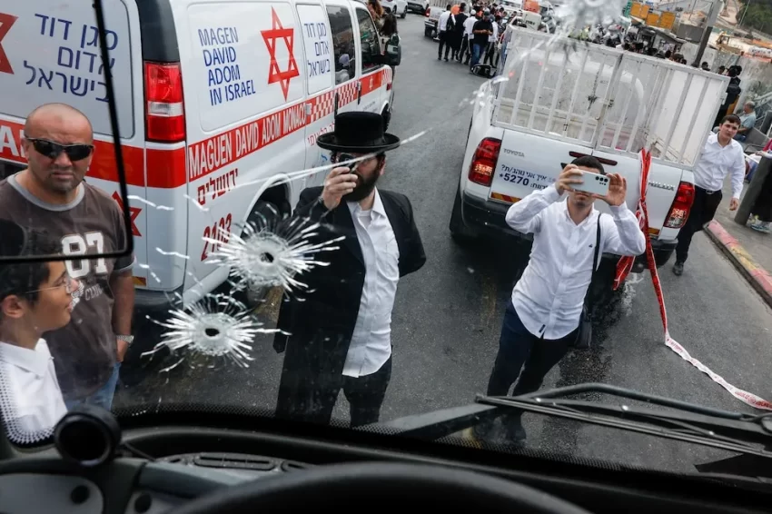 Ataque a tiros en una parada de autobús en Jerusalén deja al menos seis muertos y varios heridos