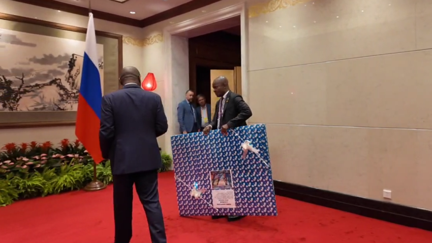 El misterioso regalo de la delegación del Congo a Putin