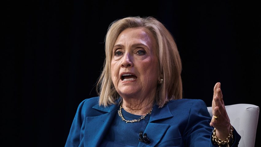 Hillary Clinton llama a dejar de "demonizarse unos a otros", pero arremete contra los republicanos