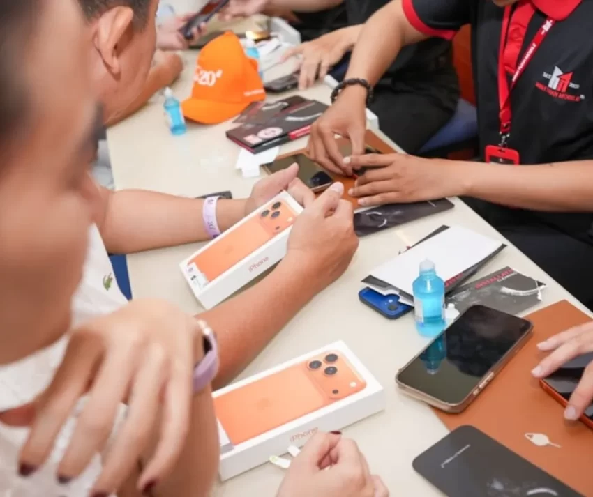 Apple pone a la venta el iPhone 17 a nivel mundial; Tim Cook celebra junto a los fanáticos