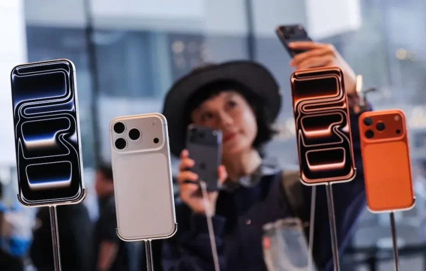 Apple pone a la venta el iPhone 17 en más de 63 países; Tim Cook recibe a los primeros compradores