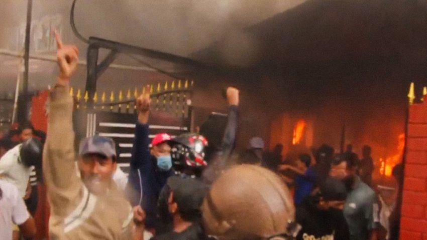 Manifestantes nepalíes bailan en la residencia en llamas del ex primer ministro