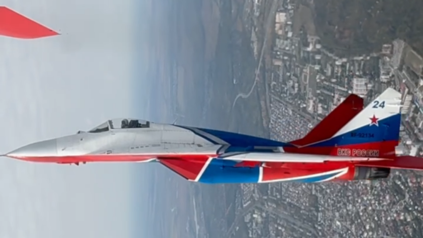 Pilotos rusos logran reproducir maniobra de acrobacia aérea mientras muestran paisajes