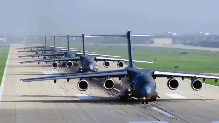 Supremacía aérea: aviones sobrevuelan el cielo de Pekín en el desfile del Día de la Victoria