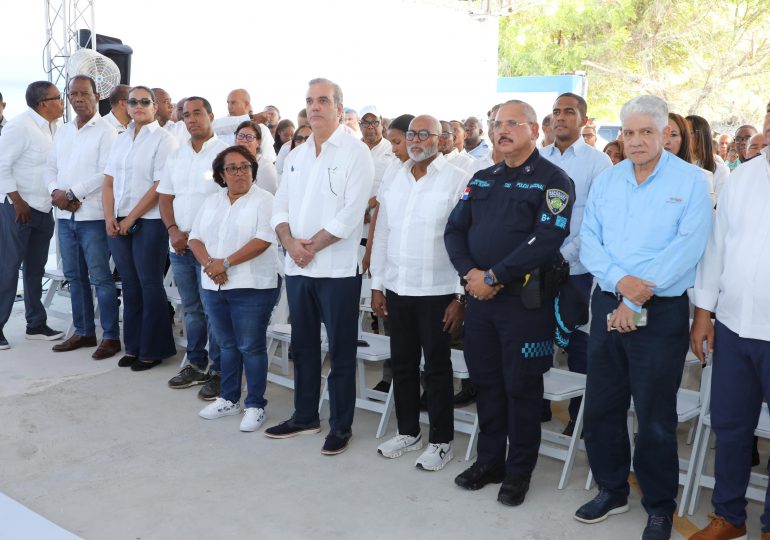 Presidente Abinader encabeza graduación de más de mil jóvenes del programa Oportunidad 14-24 en región Sur e inaugura destacamento policial