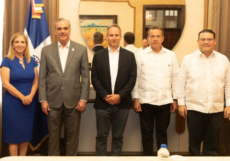 Presidente Abinader se reúne con representantes de Amazon