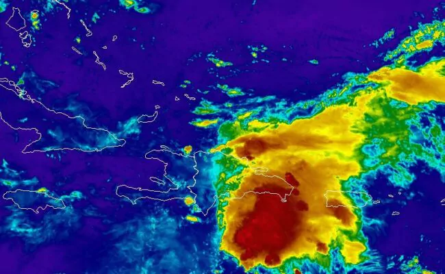 Alerta para 9 provincias; Indomet pronostica fuertes aguaceros durante próximas 24 a 48 hora en gran parte del país por incidencia de vaguada y onda tropical