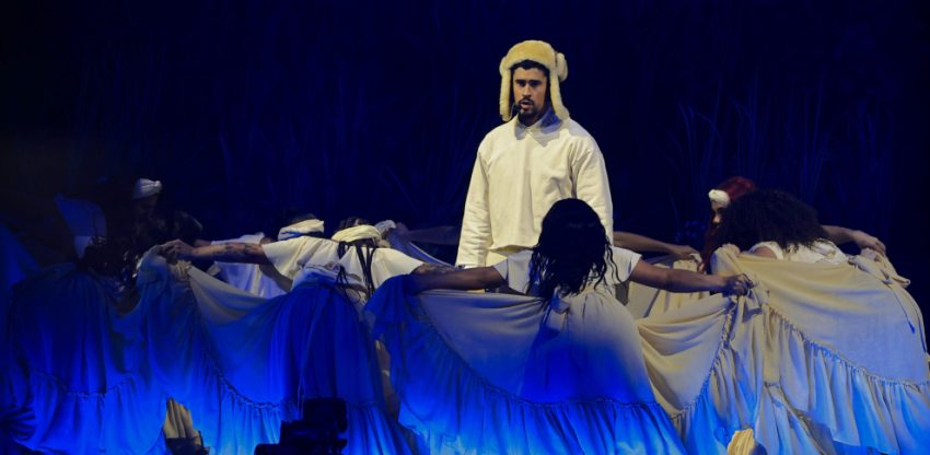 Bad Bunny culmina su residencia en Puerto Rico reuniendo a miles de personas en plazas y locales