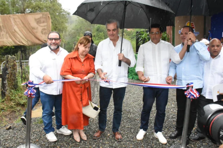 Inauguran carretera de acceso a salto de Aguas Blancas en Constanza
