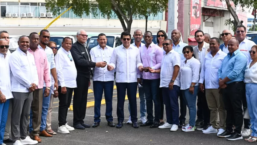 David Collado entrega camiones volteos a municipios y distritos municipales con vocación turística