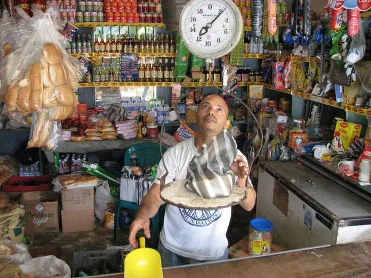 Apagones y dólar impactan comercio