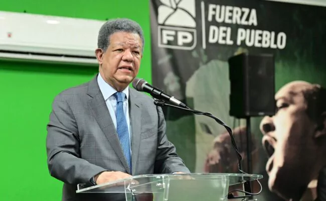 Leonel expresa apagón en AILA le “hiere el alma” porque es un desprestigio internacional para RD; juramentó en NY nuevos miembros en Fuerza del Pueblo