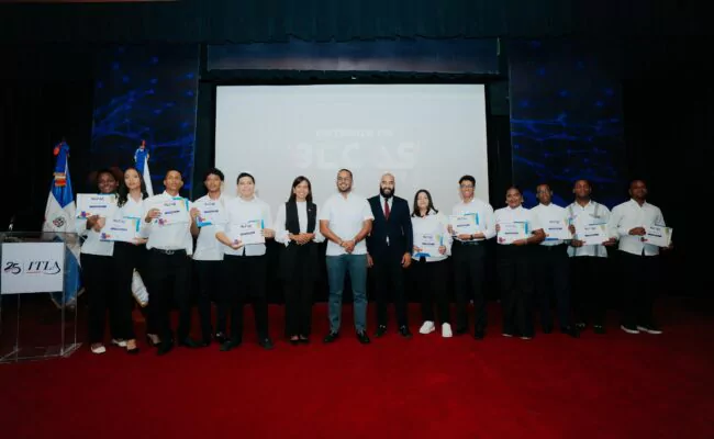 ITLA abre nuevas oportunidades a jóvenes con la entrega de más de 100 becas para educación superior