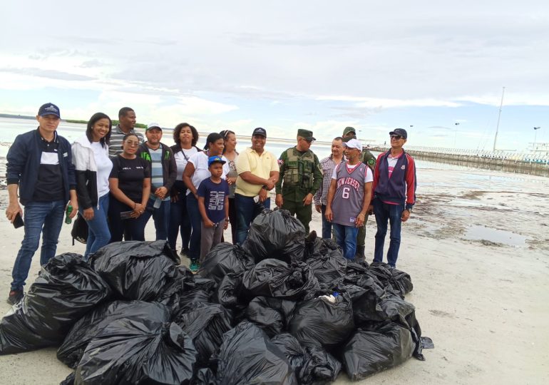 Medio Ambiente desarrolla jornada de limpieza en Boca Chica en el marco del Día Internacional de Limpieza de Playas