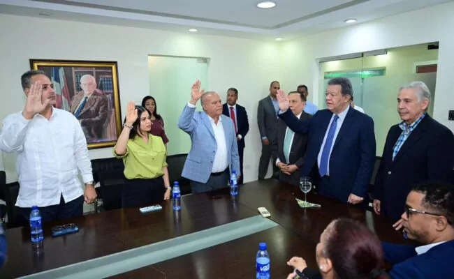 Leonel Fernández juramentó en Fuerza del Pueblo a Roberto Durán y a un grupo de ingenieros y profesionales de otras áreas en Santiago