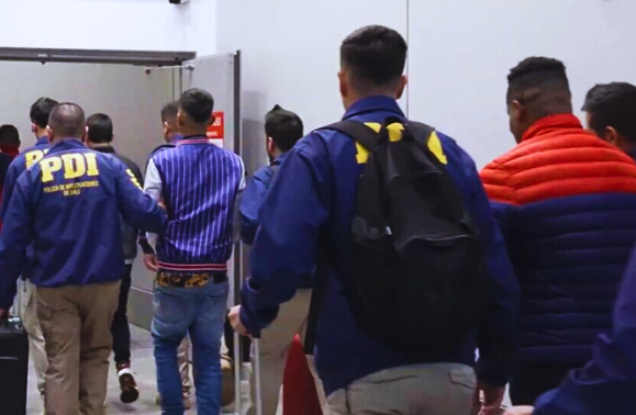 Chile expulsa a 10 dominicanos y 55 colombianos