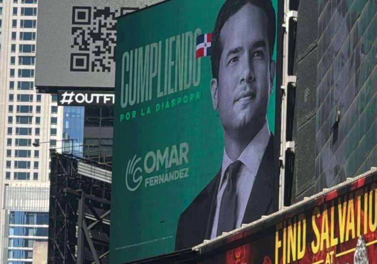 Omar sorprende en pantalla gigante de Time Square