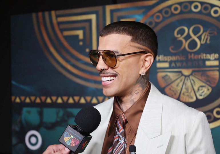 Rauw Alejandro quiere poner la bandera de la cultura latina “bien en alto”