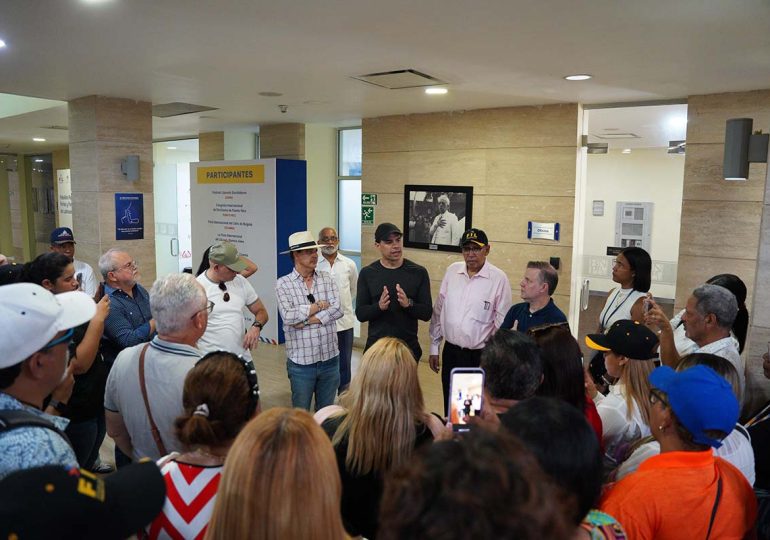 Roberto Ángel Salcedo supervisa los detalles finales del montaje de la XXVII Feria Internacional del Libro