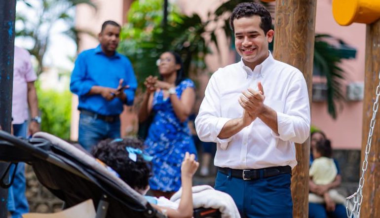 Senador Omar Fernández entrega parque inclusivo para niños con discapacidad
