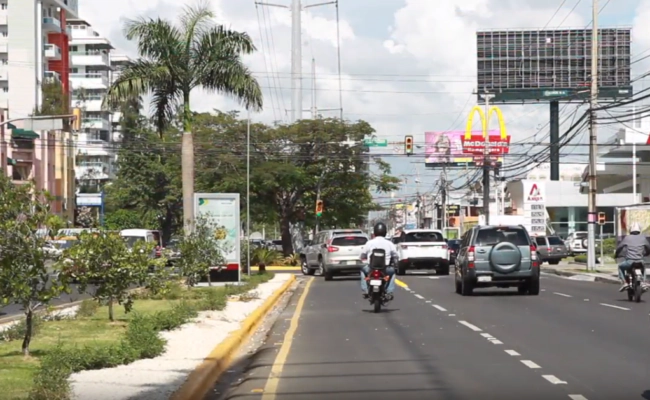 Gabinete de Transporte extiende la restricción de giros a la izquierda en la Avenida Núñez de Cáceres con John F. Kennedy