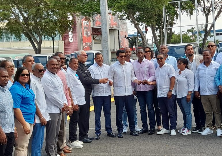 Turismo entrega 38 camiones a alcaldes y directores de distritos municipales con inversión de 107 millones de pesos