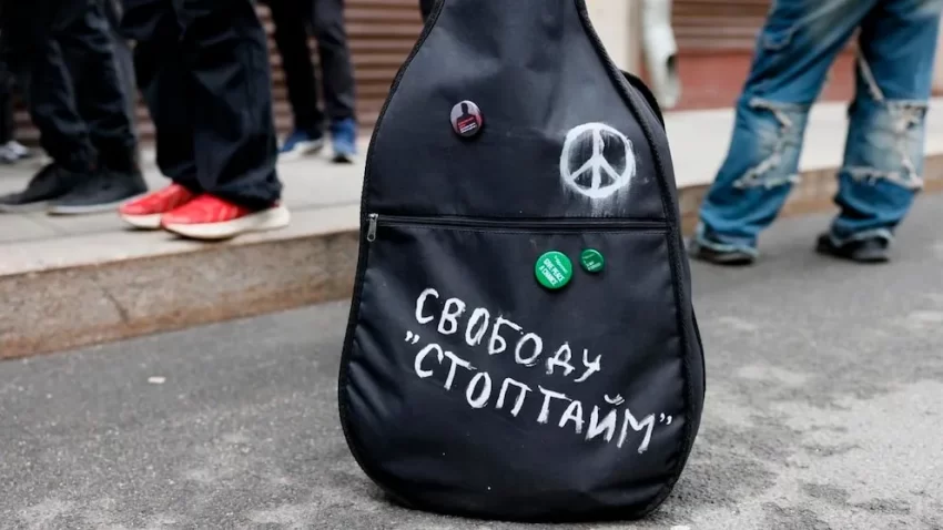 “Jóvenes rusos protestan frente al Kremlin exigiendo la liberación del grupo Stoptime, detenido por interpretar canciones críticas”