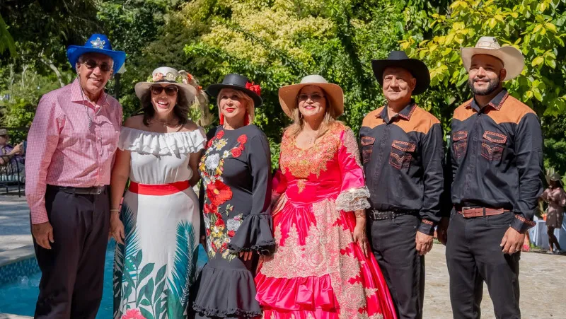 🎉 San José de Ocoa celebra el Festival del Sombrero y entrega los Premios “Maraca Ocoeña 2025” San José de Ocoa vivió una jornada cultural vibrante con la realización del Festival del Sombrero y la entrega de los premios Maraca Ocoeña 2025. Este evento reconoce la tradición, la identidad local y los talentos que valoran la herencia del pueblo. Durante el acto hubo desfile de sombreros artesanales, presentaciones artísticas y premiaciones en diferentes categorías: artesanía, danza, música y contribuciones comunitarias. La iniciativa busca reforzar el orgullo regional y promover la cultura como motor de desarrollo social. El Festival del Sombrero y los Maraca Ocoeña se consolidan como cita anual obligatoria para habitantes y visitantes, reafirmando la apuesta por el arte local, las raíces y el reenfoque cultural en San José de Ocoa.