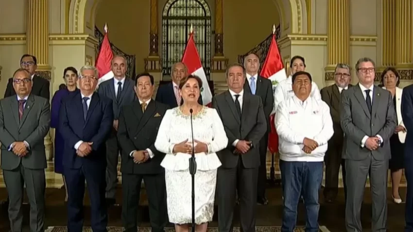 馃攰 Dina Boluarte reaparece tras vacancia, pero su mensaje es cortado por la juramentaci贸n de Jos茅 Jer铆