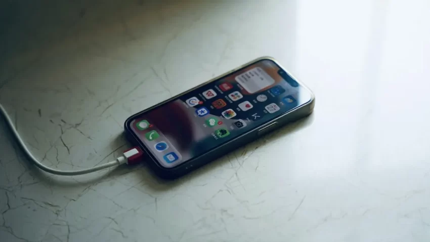 ⚡️ Este es el motivo por el que no deberías cargar tu celular durante la noche, según un experto