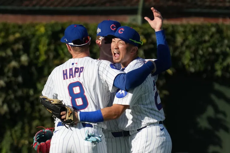 Suzuki y Kelly empujan jonrones consecutivos y los Cachorros vencen 3-1 a los Padres en primer juego de playoffs