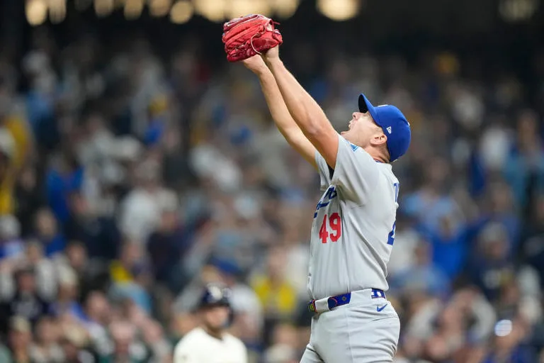 🔥 Snell brilla y Dodgers sobreviven para vencer 2-1 a Cerveceros en el primer juego
